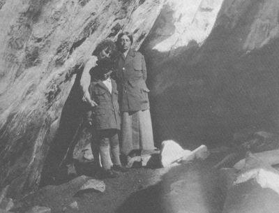Forfatteren Sigrid Undset (t.h.) sammen med Astri af Geijerstam og sønnen Hans i Sunnivagrotten på Selja. Foto: Gösta af Geijerstam