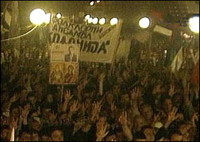 Tirsdag kveld deltok rundt 35 000 mennesker på et stort opposisjonsmøte i byen Kragujevac (Foto: APTN).
