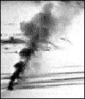 D/S Isbjørn under angrep av tyske fly i 1942. (Foto: Forsvarets Filmtjeneste