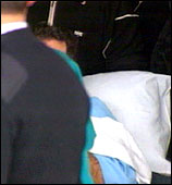 Slomo Rabazi blir fraktet ut av sykehuset under streng bevoktning. (Foto: JRT)