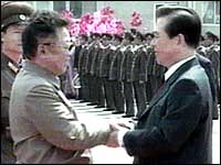 Kim Dae Jung (t.h) har gjort en stor innsats for å bedre foholdet mellom Nord- og Sør-Korea. Her med Nord-Koreas president, Kim Il Jung.