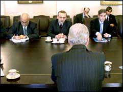 President Bill Clinton (med ryggen til) forhandler med Israels Utenriksminister Shlomo Ben-Ami (t.h.) og palestinerernes forhandler Saeb Erekat (t.v.)(Foto: Scanpix).