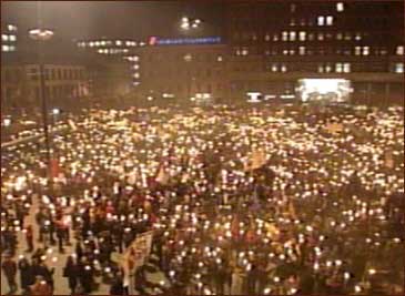 Så mange som 40 000 kan ha vore med på markeringa mot vald og rasisme i Oslo i kveld. (NRK-foto)