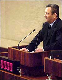 Avtroppende statsminister Ehud Barak holdt en tale i Israels nasjonalforsamling Knesset, hvor påtroppende statsminister Ariel Sharon ble godkjent i kveld. (Foto: Scanpix/AP)