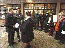 Os-ordfører Terje Søviknes møtte demonstrantene da han kom til rådhuset i formiddag. (Foto: NRK)